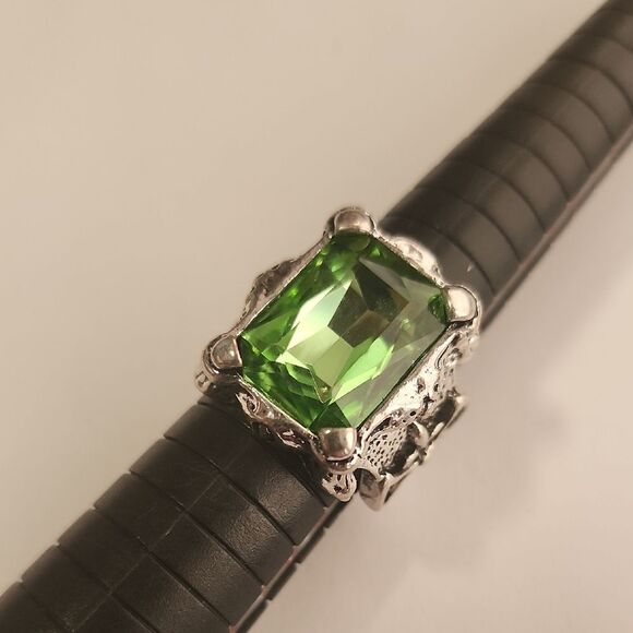 Silver Tone Ring With Green Center Size 7.5 - Picture 1 of 4
